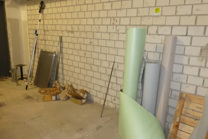 Konvolut Material, divers Umfang: Material an der Wand